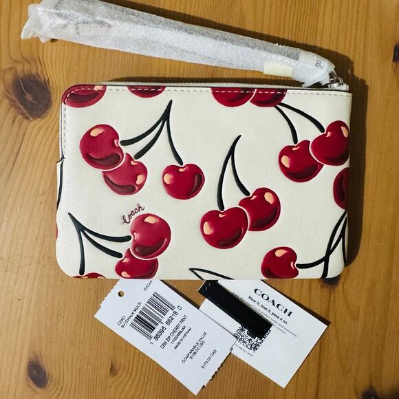 NWT 🍒 Corner Zip Wristlet With Cherry Print - Picture 7 of 13